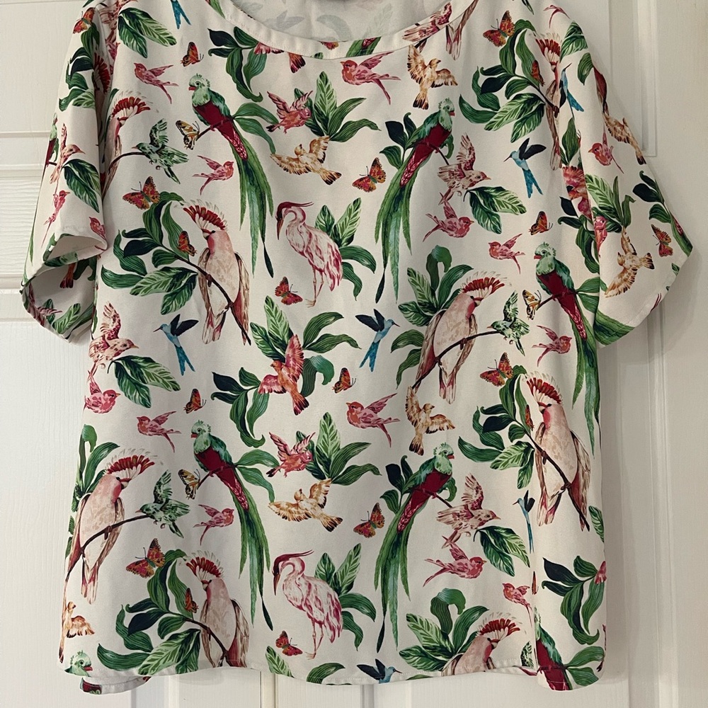 Ann Taylor floral Hawaiian print shirt. Cockatoos, birds, and greenery!